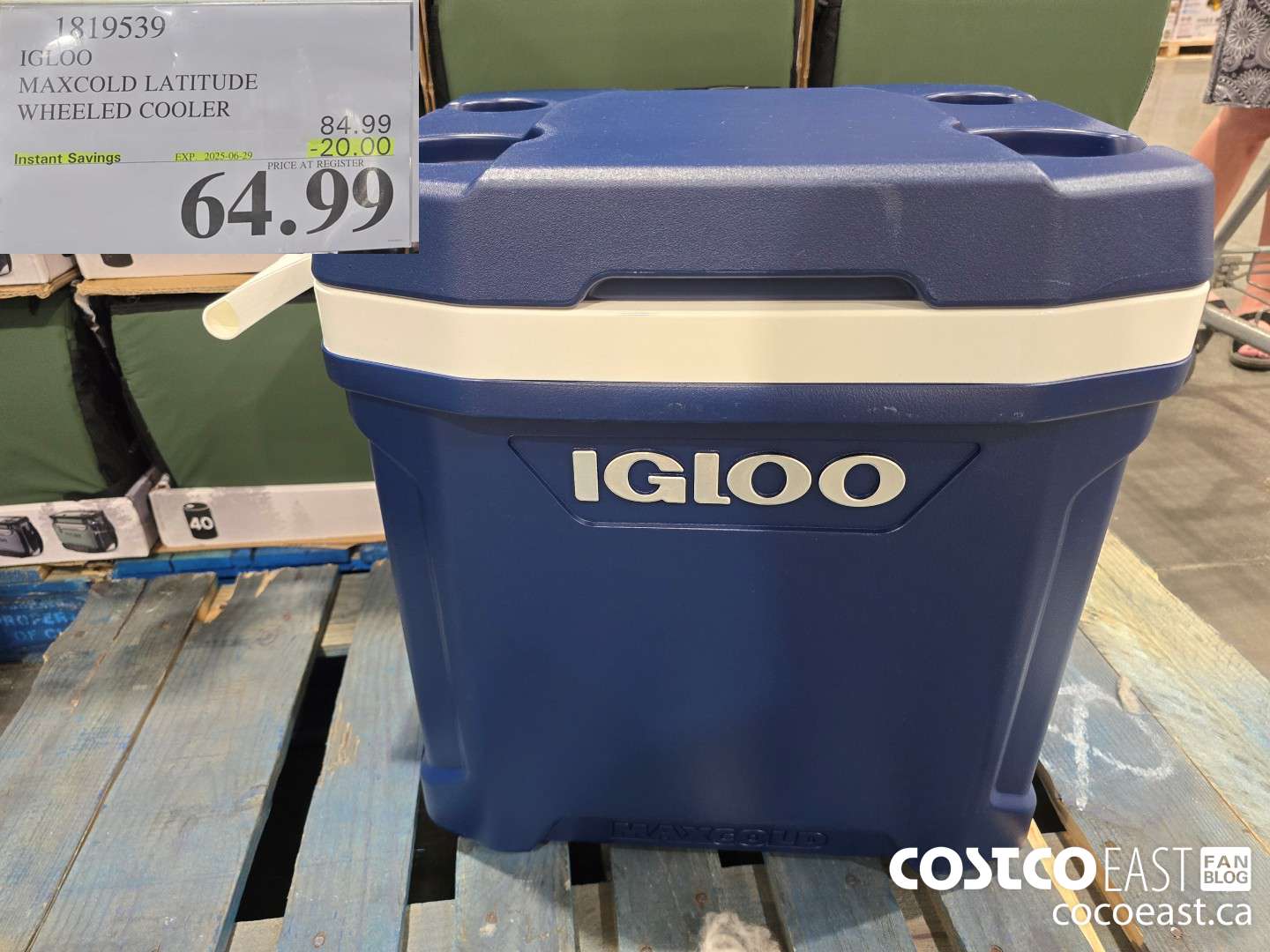 1819539 IGLOO MAXCOLD LATITUDE WHEELED COOLER ($20.00 INSTANT SAVINGS EXPIRES ON 2025-06-29) $64.99