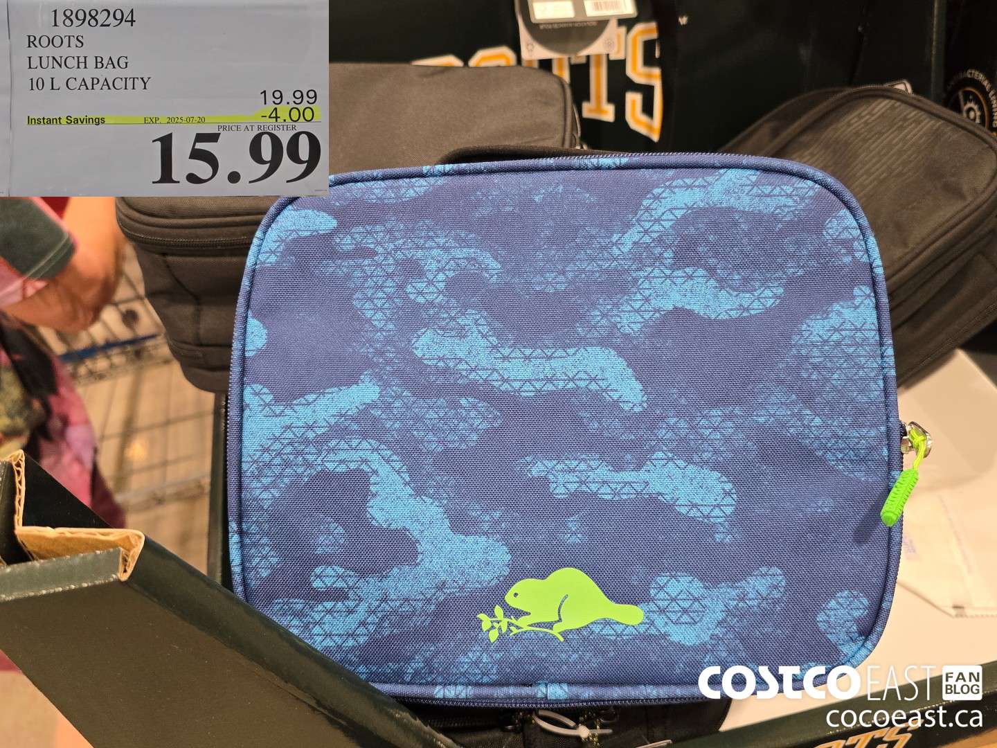 1898294 ROOTS LUNCH BAG 10 L CAPACITY ($4.00 INSTANT SAVINGS EXPIRES ON 2025-07-20) $15.99